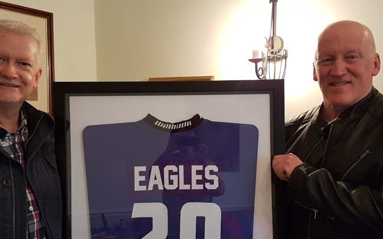 NEWS: Lynch presented with framed Clan jersey
